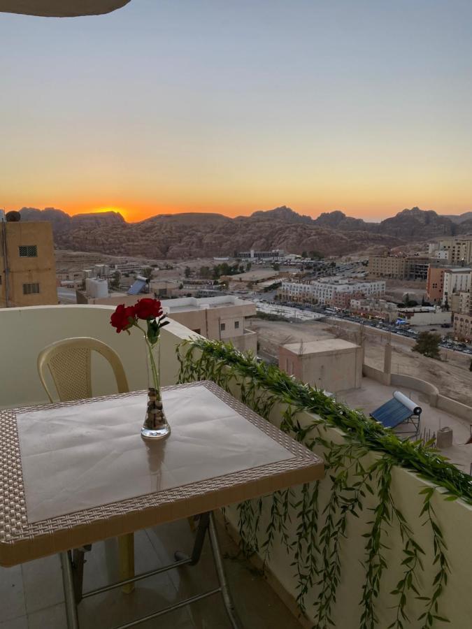 Hustle'S Look Bed & Breakfast Wadi Musa Exterior photo